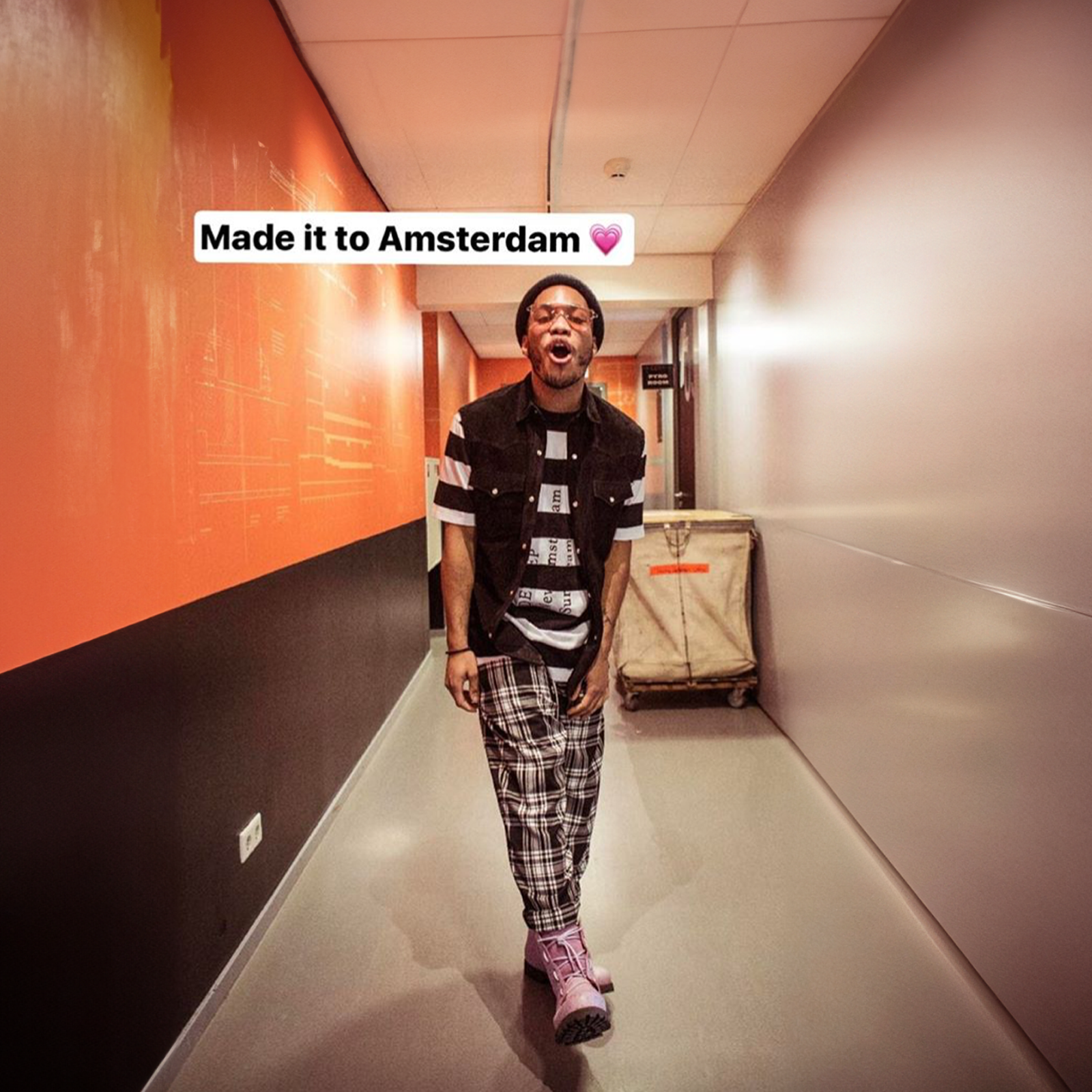Anderson. Paak in a lila Genaio Custom boots during the Bruno Mars 24K Europe tour